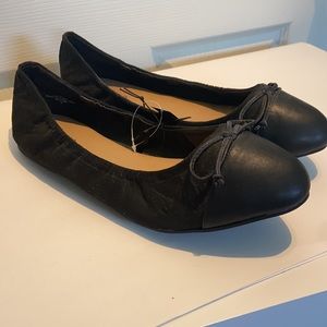 Nwt Torrid flats with bow